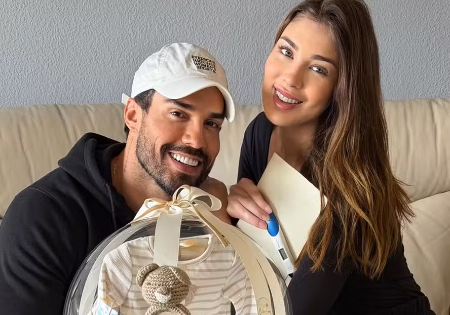 Ex-BBB Bil Araújo e Adriana Yanca anunciam gravidez por Reprodução/Redes Sociais 