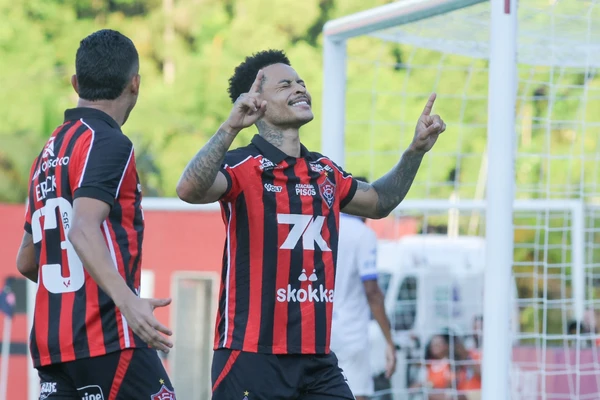 Matheuzinho marcou o terceiro gol do Vitória diante do Galícia