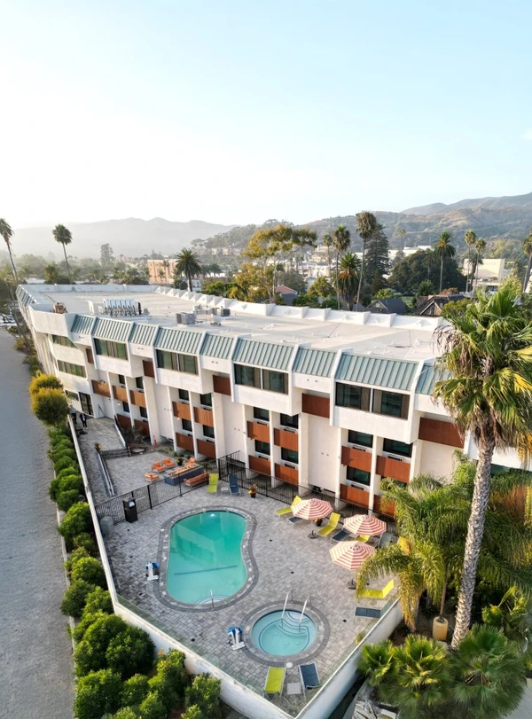 O Amanzi Hotel, em Ventura, é prático e acessível por Divulgação