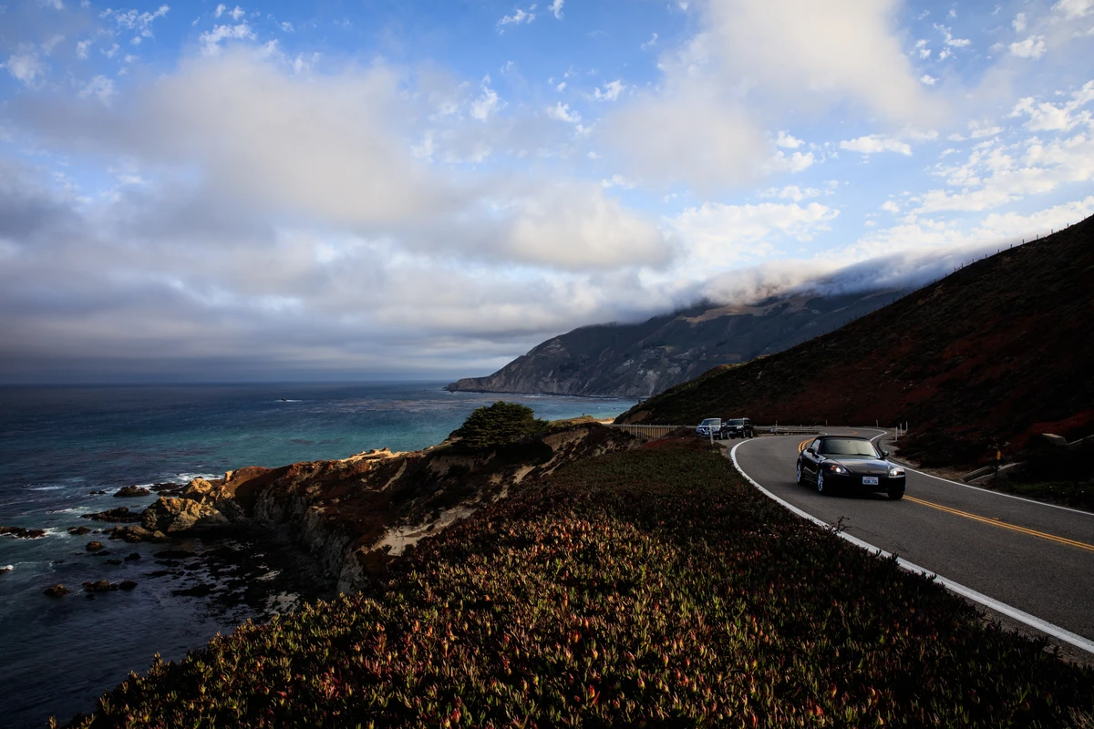 A Califórnia oferece belas estradas margeando o oceano Pacífico. É o cenário ideal para uma viagem de carro por Max Whittaker/ Visit Californi