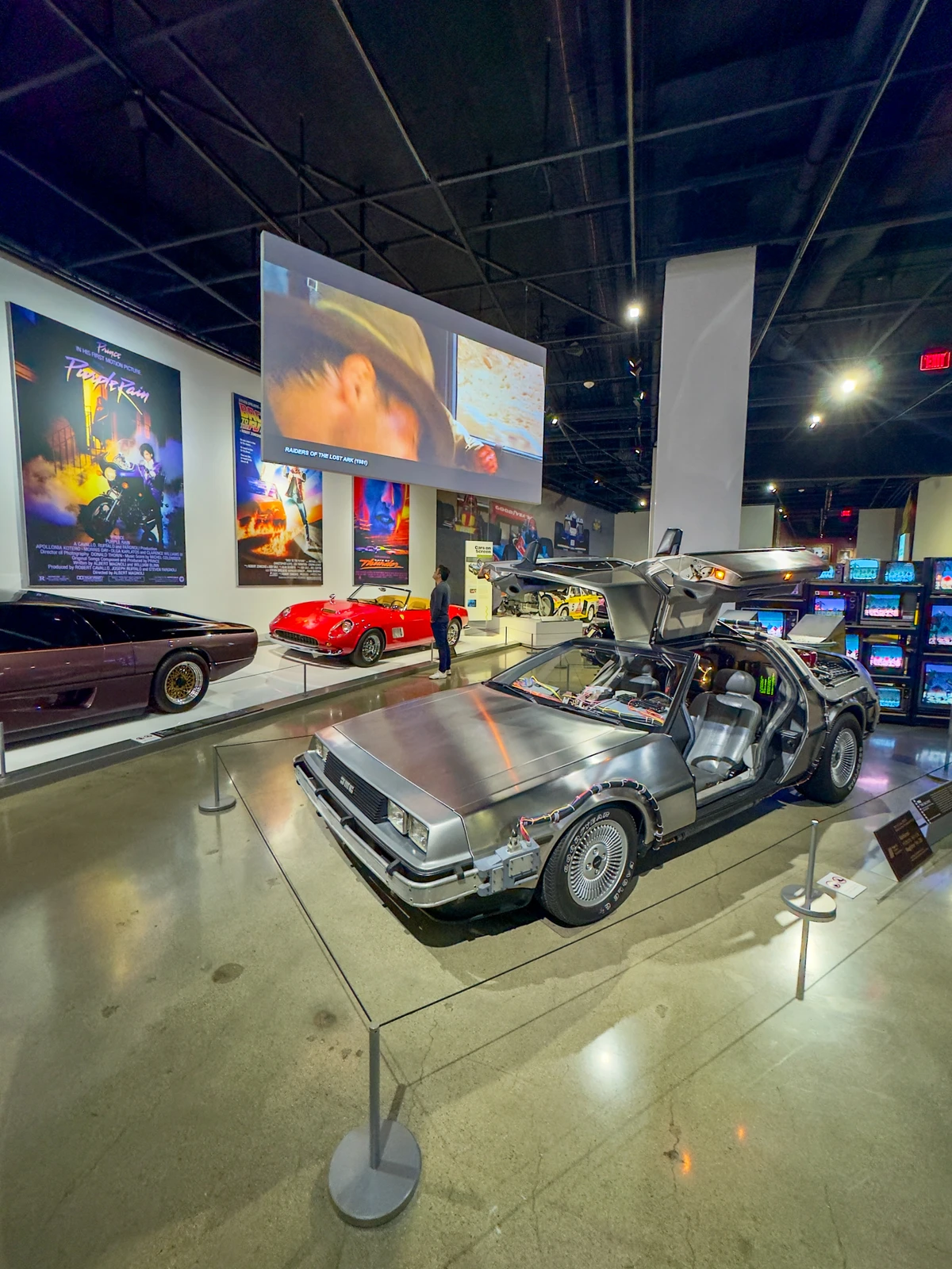 Esportivos e clássicos do cinema no Petersen Museum por Acervo pessoal