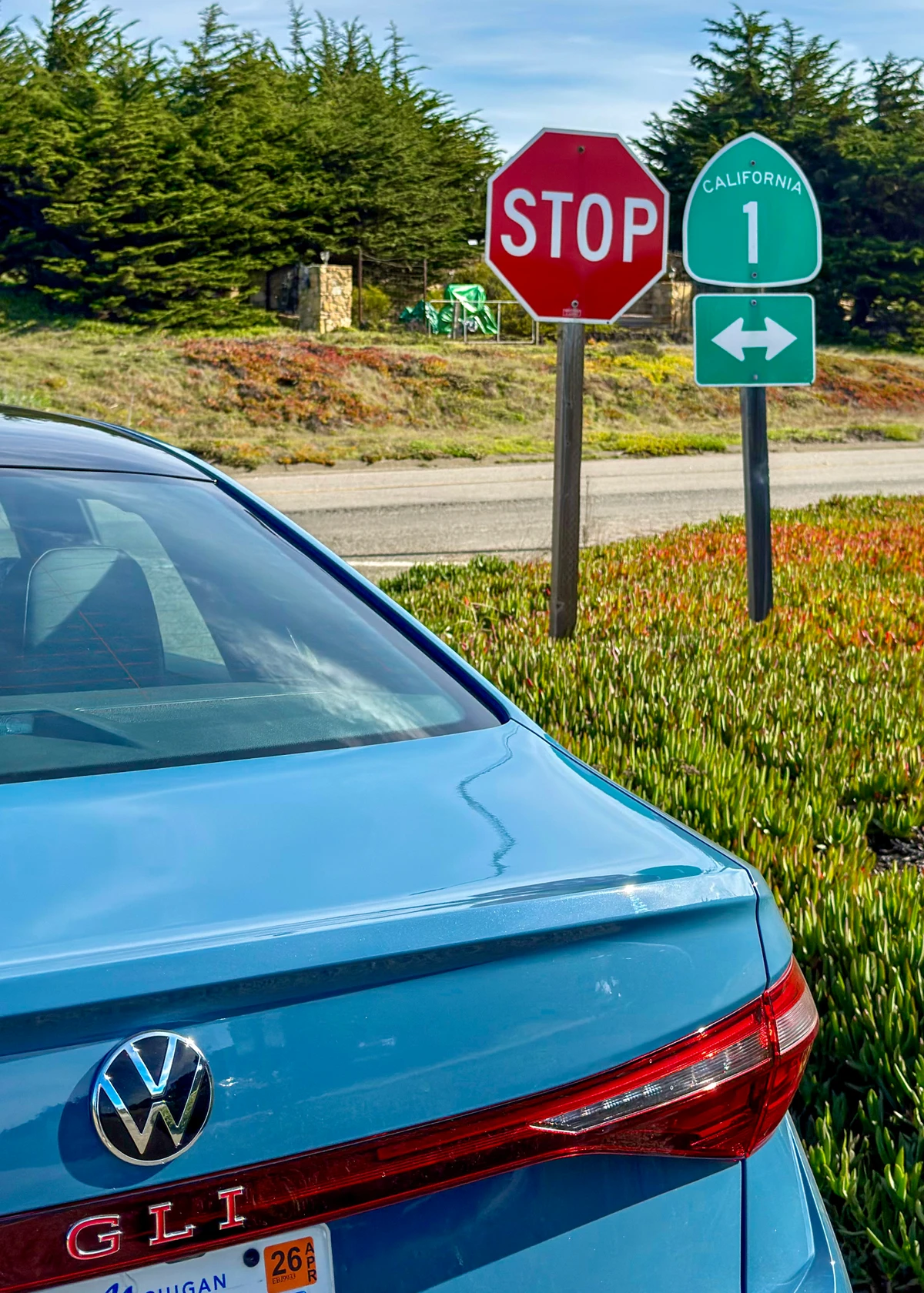 O percurso foi feito a bordo de um sedã, o VW Jetta GLI