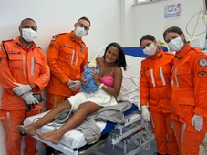 Imagem - Bebê nasce dentro de viatura dos bombeiros em Lauro de Freitas