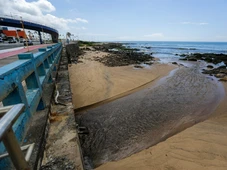 Imagem - Bahia despeja 780 milhões de litros de esgoto por dia em rios e praias