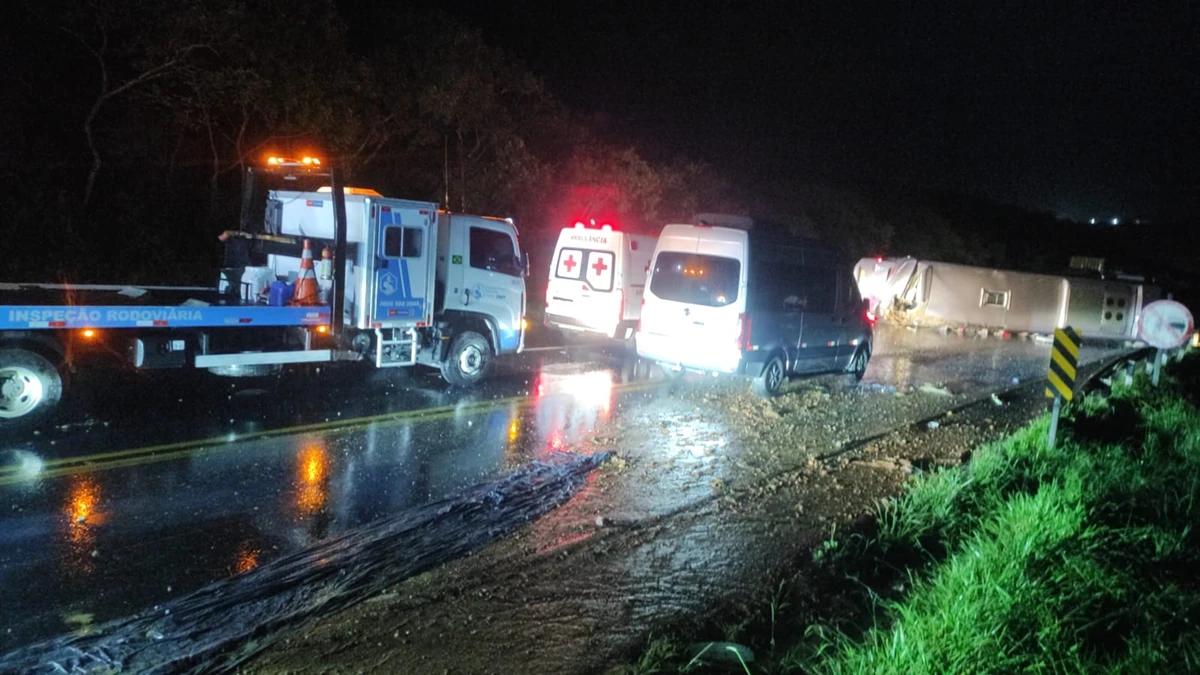Acidente com ônibus de viagem na BR-116 
