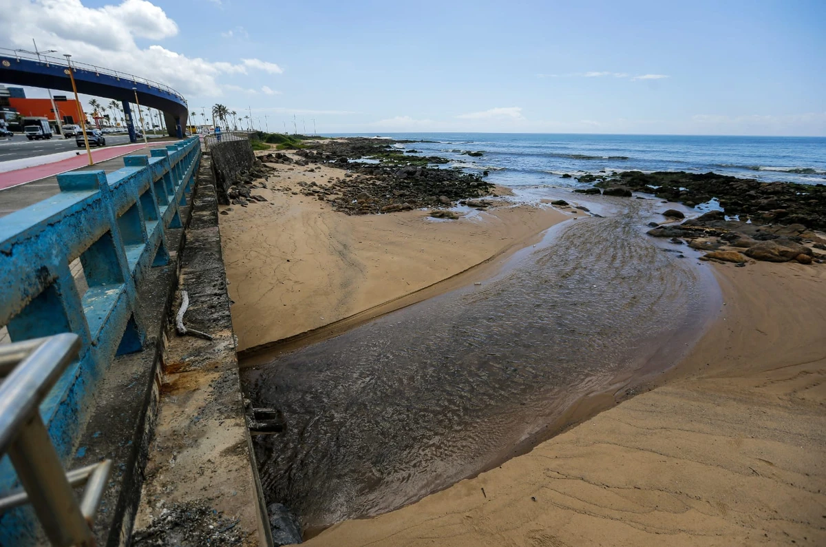 Cerca de 780 milhões de litros de esgoto não tratado foram lançados diariamente nos rios e praias da Bahia em 2024