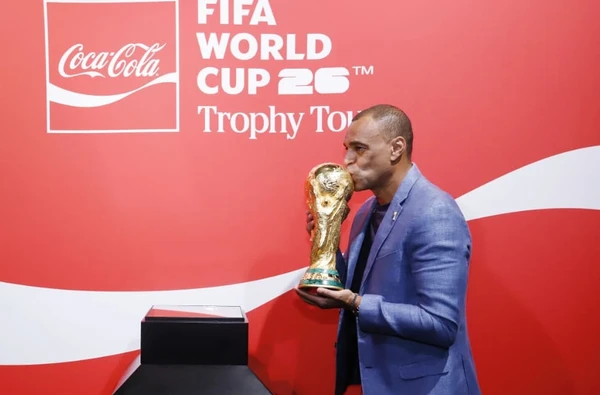 Denilson beija a taça original da Copa do Mundo