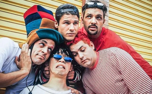 Dinho, Bento Hinoto, Júlio Rasec, Samuel Reoli e Sérgio Reoli formaram o grupo Mamonas Assassinas