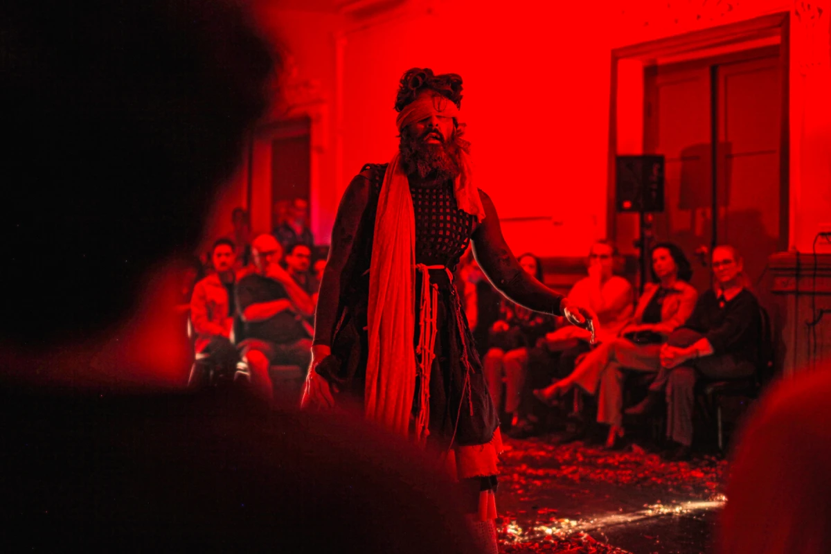 Em cena, o ator Mateus Schimith, que é professor de interpretação da Escola de Teatro da Ufba