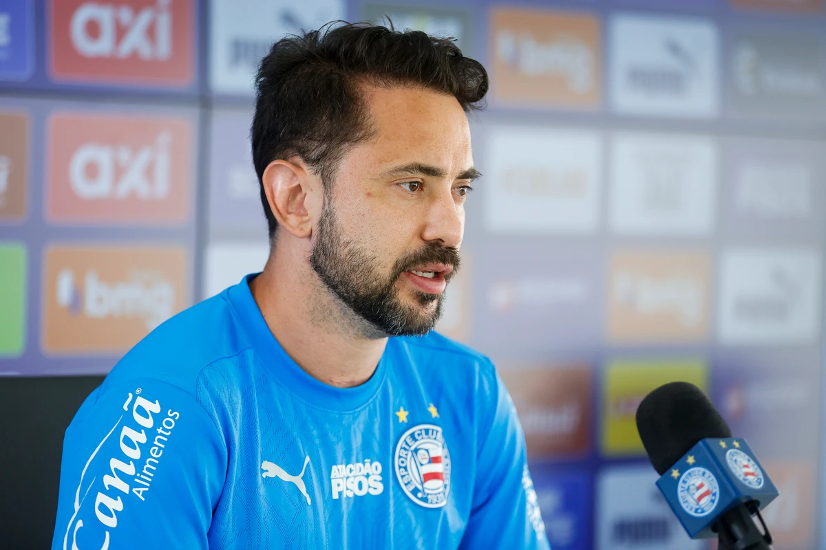 Everton Ribeiro em entrevista coletiva 