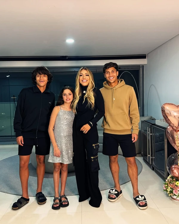 Iran Angêlo e os filhos, Thiago, Ian e Alice, frutos do relacionamento com Hulk por Reprodução/Instagram