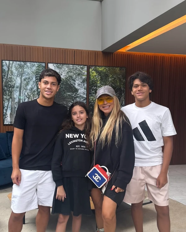 Iran Angêlo e os filhos, Thiago, Ian e Alice, frutos do relacionamento com Hulk por Reprodução/Instagram