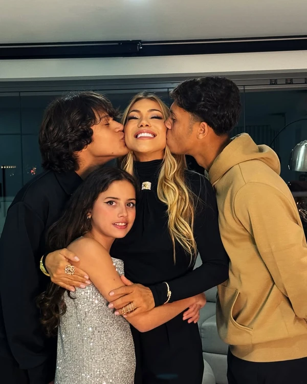 Iran Angêlo e os filhos, Thiago, Ian e Alice, frutos do relacionamento com Hulk por Reprodução/Instagram