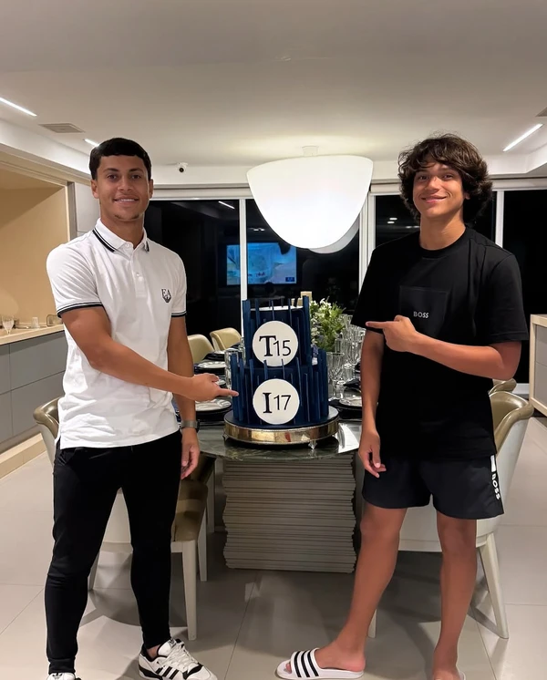 Iran Angêlo e os filhos, Thiago, Ian e Alice, frutos do relacionamento com Hulk por Reprodução/Instagram