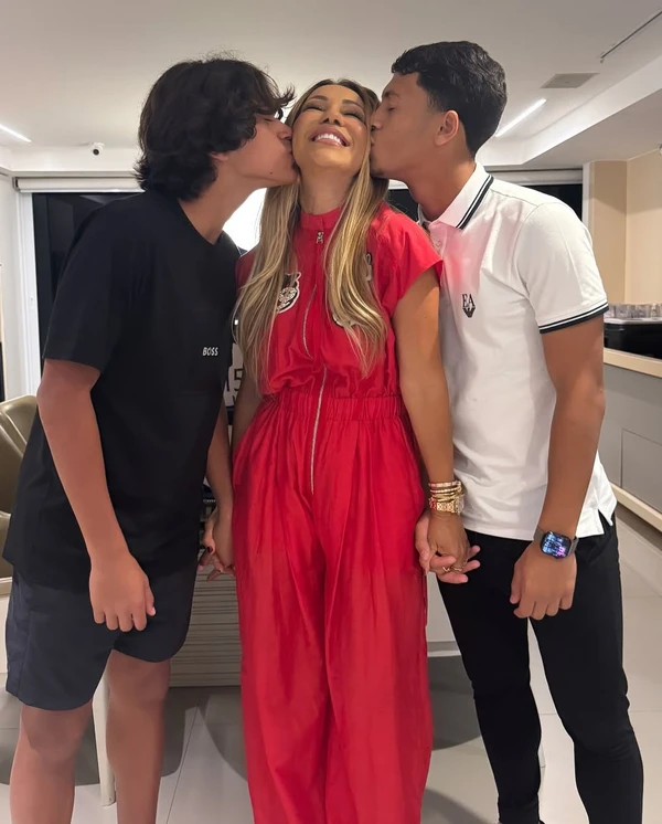 Iran Angêlo e os filhos, Thiago, Ian e Alice, frutos do relacionamento com Hulk por Reprodução/Instagram