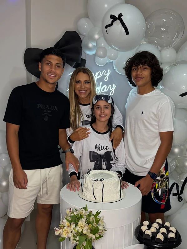Iran Angêlo e os filhos, Thiago, Ian e Alice, frutos do relacionamento com Hulk por Reprodução/Instagram