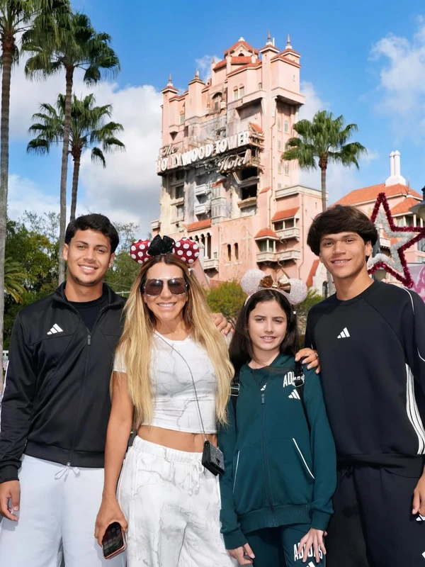 Iran Angêlo e os filhos, Thiago, Ian e Alice, frutos do relacionamento com Hulk por Reprodução/Instagram