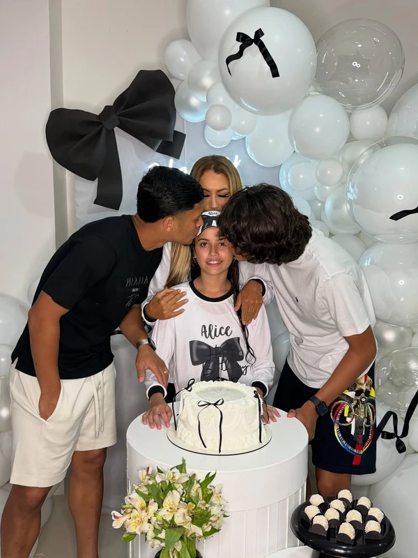 Iran Angêlo e os filhos, Thiago, Ian e Alice, frutos do relacionamento com Hulk por Reprodução/Instagram