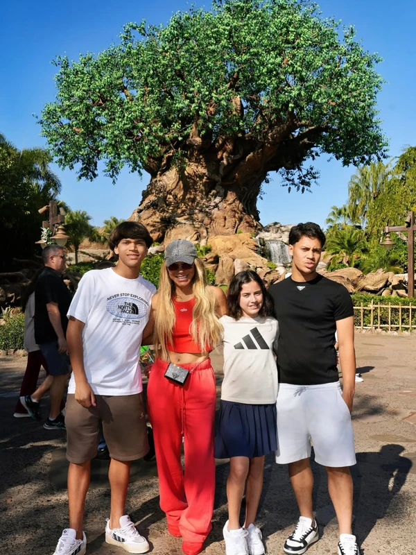 Iran Angêlo e os filhos, Thiago, Ian e Alice, frutos do relacionamento com Hulk por Reprodução/Instagram