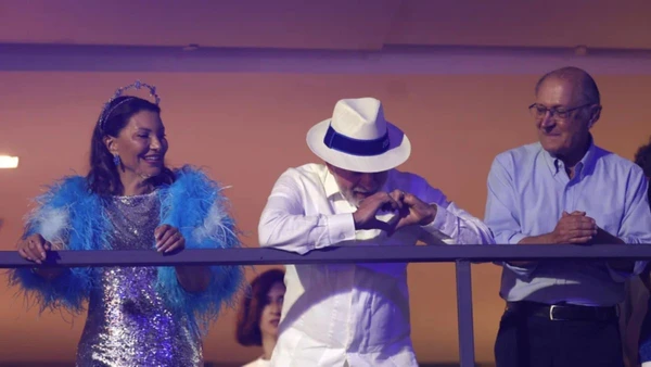 Janja, Lula e Alckmin assistem ao desfile de Carnaval usando as cores da rebaixada Acadêmicos de Niterói. por (Foto: Antonio Lacerda/EFE)