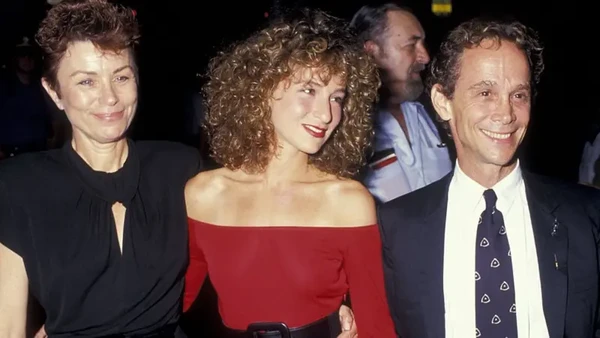 Jennifer Grey com seus pais na estreia de 'Dirty Dancing' por Reprodução/Getty Images
