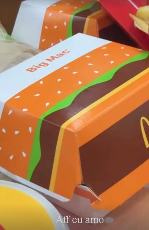 Lore Improta e o Big Mac por Reprodução/Instagram