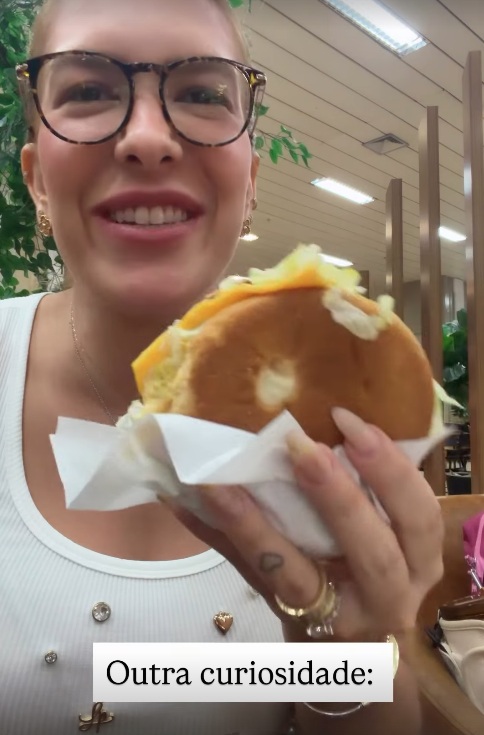 Lore Improta e o Big Mac por Reprodução/Instagram