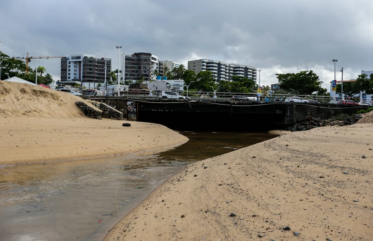 Praias de Salvador sofrem com esgoto e lixo por Arisson Marinho/CORREIO