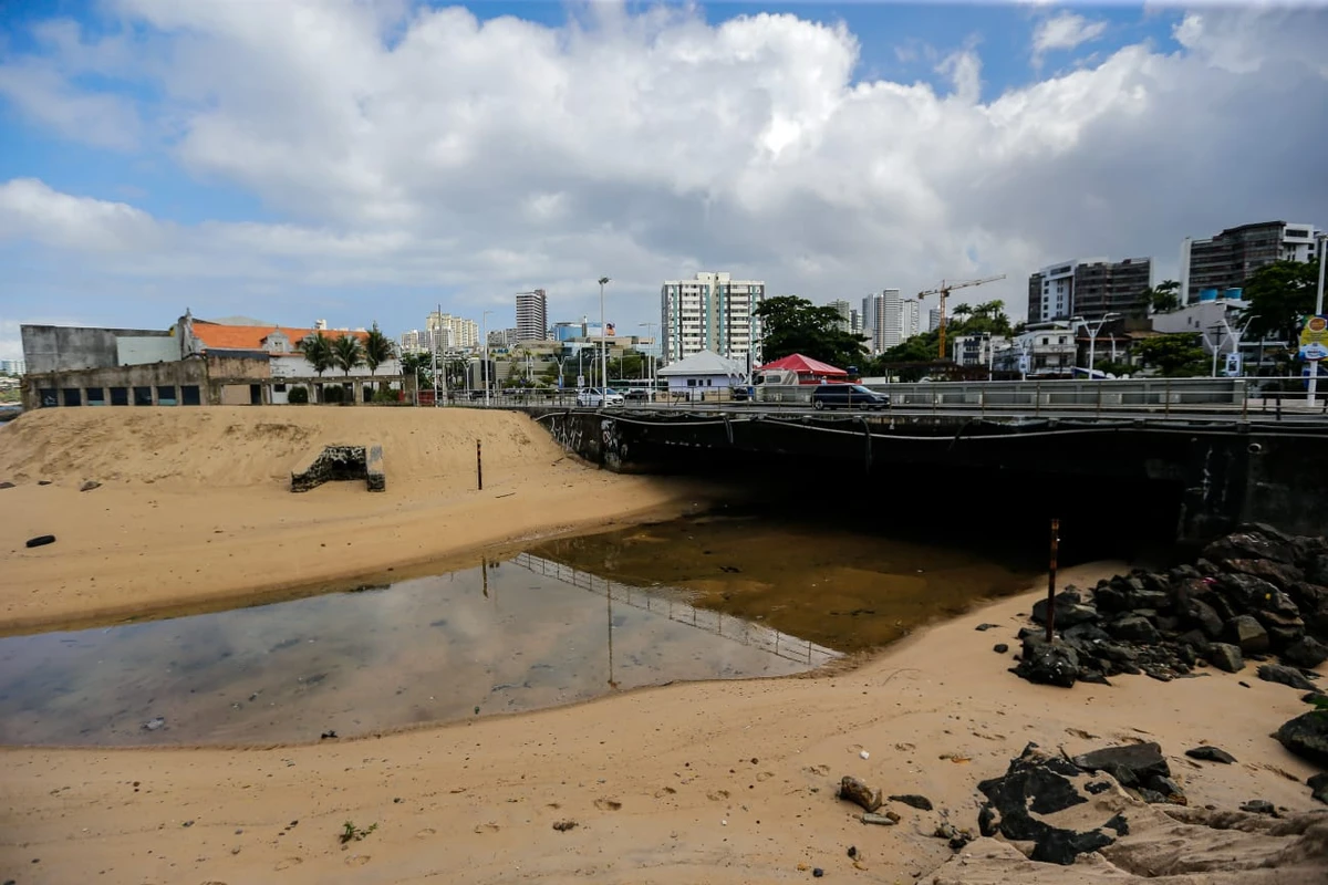 Praias de Salvador sofrem com esgoto e lixo por Arisson Marinho/CORREIO