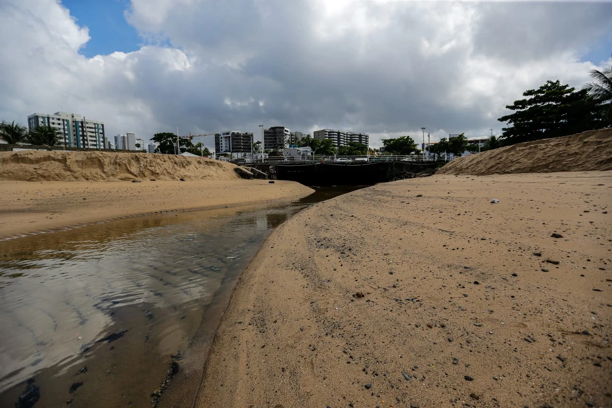 Praias de Salvador sofrem com esgoto e lixo por Arisson Marinho/CORREIO