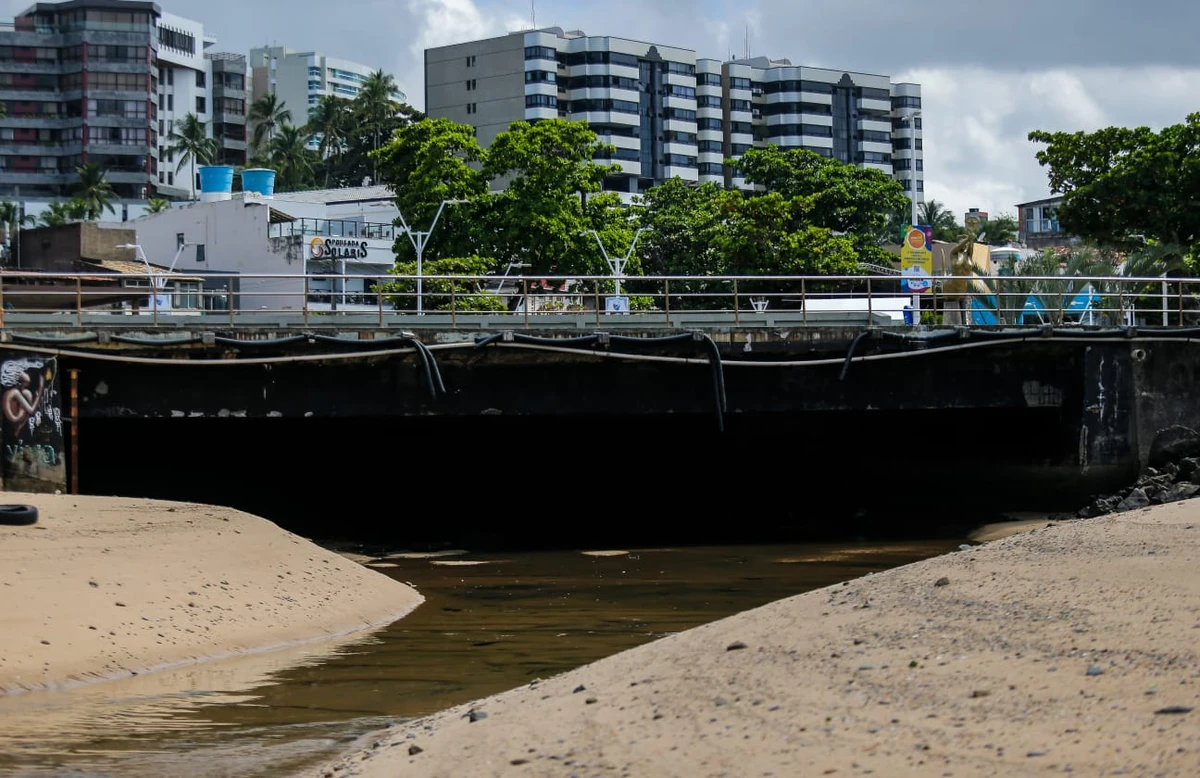 Praias de Salvador sofrem com esgoto e lixo por Arisson Marinho/CORREIO