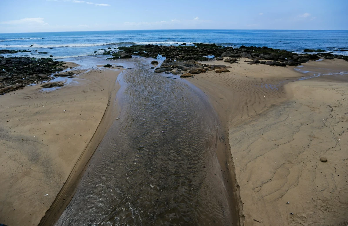 Praias de Salvador sofrem com esgoto e lixo por Arisson Marinho/CORREIO