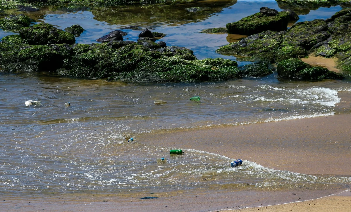 Praias de Salvador sofrem com esgoto e lixo por Arisson Marinho/CORREIO