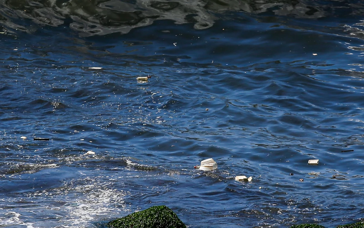 Praias de Salvador sofrem com esgoto e lixo por Arisson Marinho/CORREIO