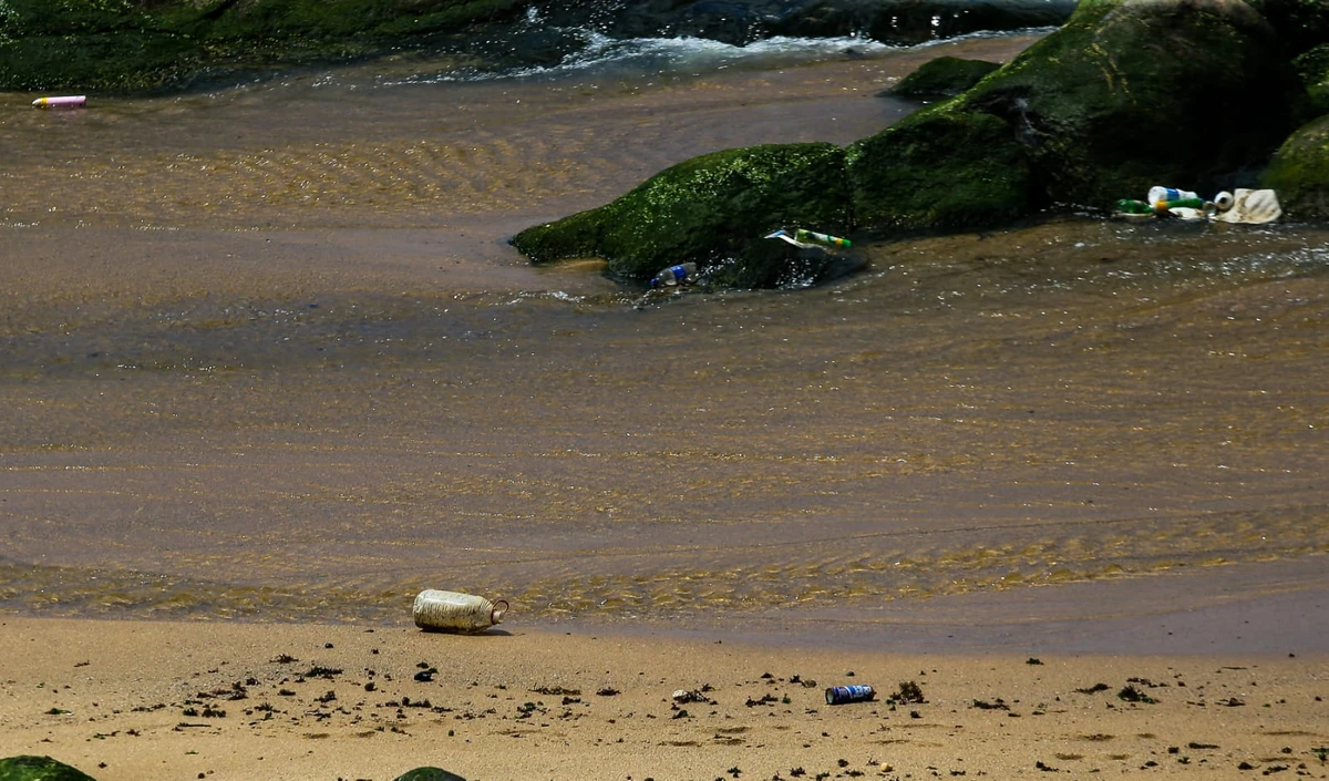 Praias de Salvador sofrem com esgoto e lixo por Arisson Marinho/CORREIO