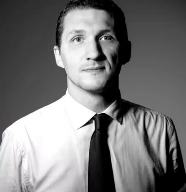 Turista morre ao cair de cachoeira após tentar tirar uma foto por Reprodução