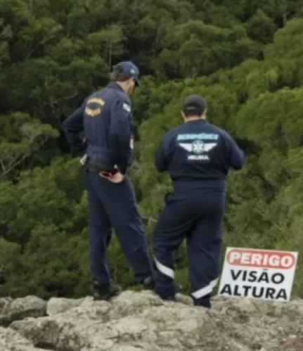Turista morre ao cair de cachoeira após tentar tirar uma foto por Reprodução