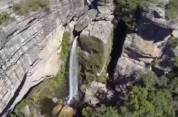 Turista morre ao cair de cachoeira após tentar tirar uma foto por Reprodução