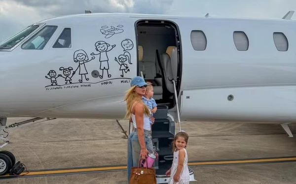 Virginia Fonseca volta para casa com os filhos 