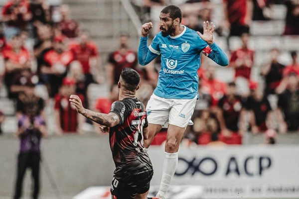 Wallace Reis, ex-Vitória, com a camisa do Londrina