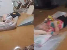 Imagem - Idosos boiam em colchões após casa de repouso ser invadida por enchente