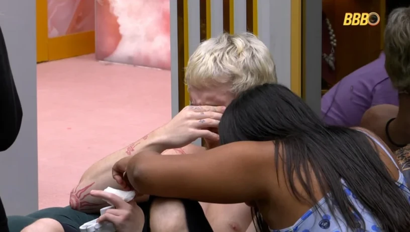 Imagem - Juliano Floss sofre acidente de madrugada, passa mal e recebe atendimento médico no BBB 26: 'Precisou levar pontos'