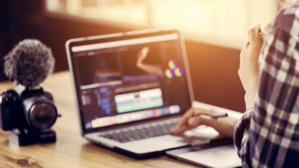 Ao longo do programa, os participantes aprendem a usar a IA para organizar ideias e criar roteiros