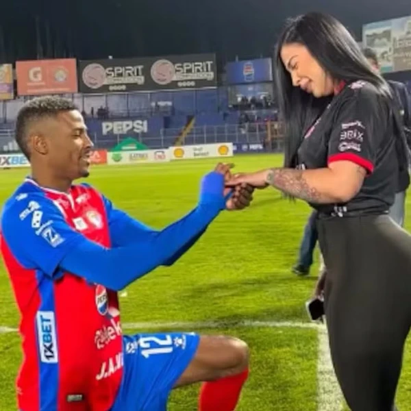 Derrickson Quirós, que atua como volante do Club Xelajú, da Guatemala por Reprodução