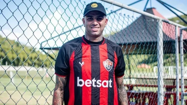 Contratado como um dos principais reforços para a temporada de 2024 pelo Esporte Clube Vitória, Luan chegou ao clube após sair do Grêmio sem contrato por Divulgação