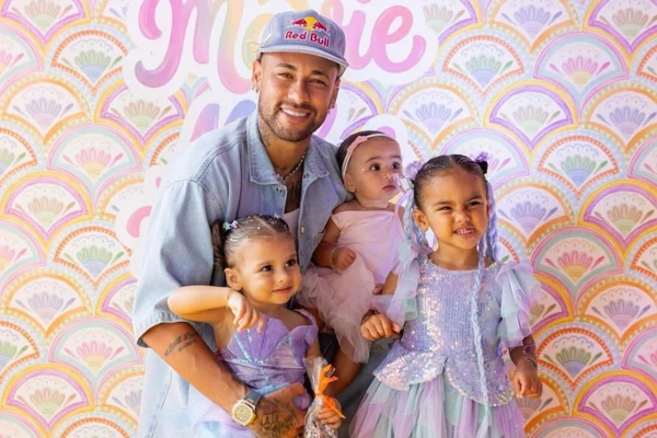 Neymar ao lado das filhas, Mavie, Mel e Helena