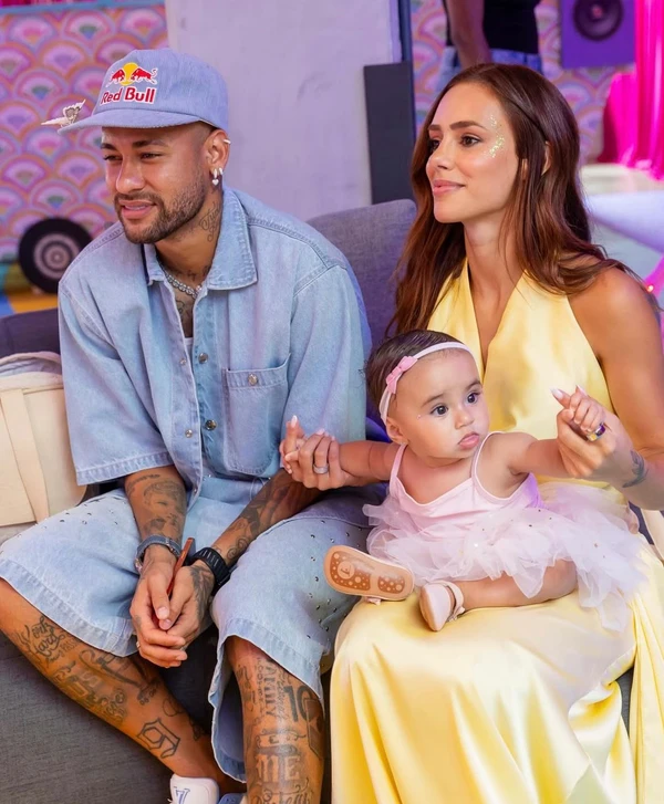 Registros do “Bloquinho da Mavie, Mel e Helena”, filhas de Neymar Jr. por Reprodução/ Instagram