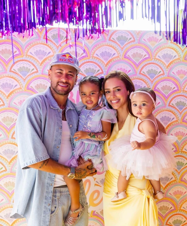 Registros do “Bloquinho da Mavie, Mel e Helena”, filhas de Neymar Jr. por Reprodução/ Instagram