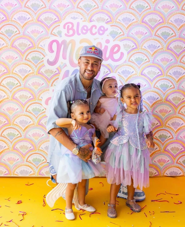 Registros do “Bloquinho da Mavie, Mel e Helena”, filhas de Neymar Jr. por Reprodução/ Instagram