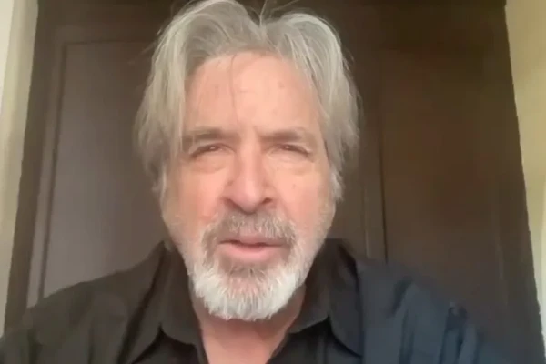 Robert Carradine interpretou Sam McGuire em Lizzie McGuire por Reprodução